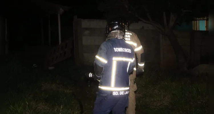 Equipes do Corpo de Bombeiros foram acionados até o local e interromperam o avanço do fogo