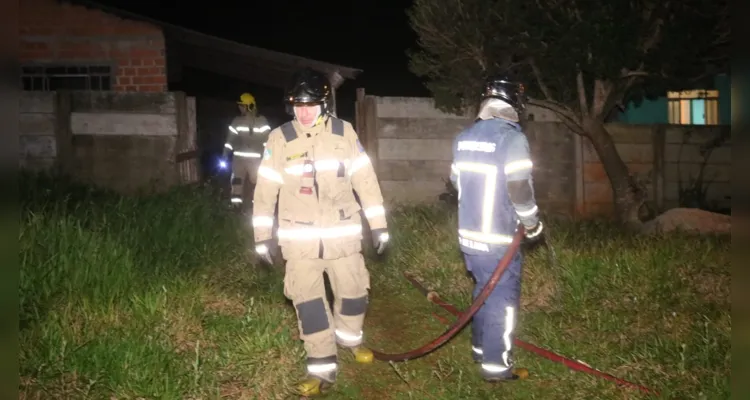 Equipes do Corpo de Bombeiros foram acionados até o local e interromperam o avanço do fogo