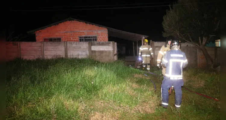 Equipes do Corpo de Bombeiros foram acionados até o local e interromperam o avanço do fogo