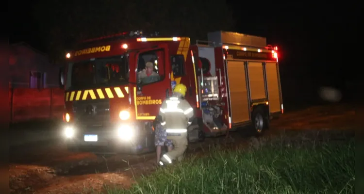 Equipes do Corpo de Bombeiros foram acionados até o local e interromperam o avanço do fogo