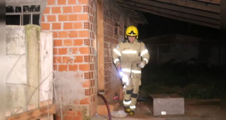 Equipes do Corpo de Bombeiros foram acionados até o local e interromperam o avanço do fogo