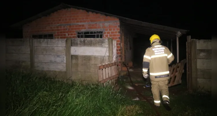 Equipes do Corpo de Bombeiros foram acionados até o local e interromperam o avanço do fogo