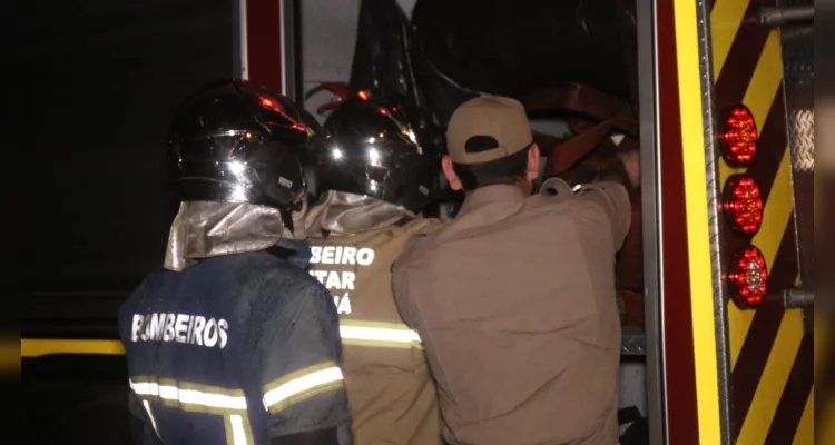 Equipes do Corpo de Bombeiros foram acionados até o local e interromperam o avanço do fogo