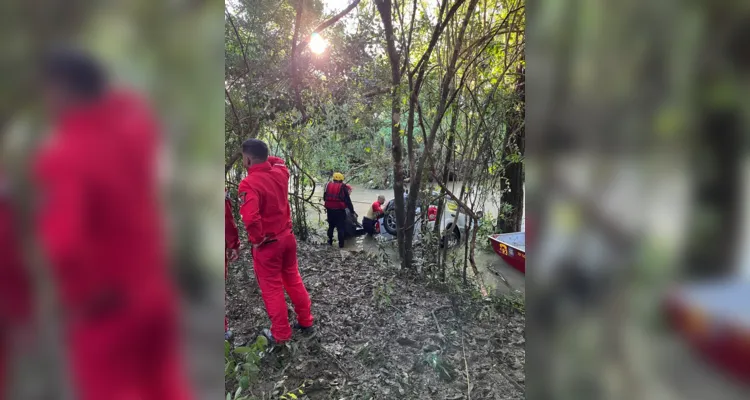 Bombeiros encontram corpo de criança arrastado por correnteza