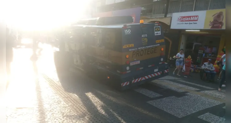 Uma das rodas do veículo afundou em uma tampa da rede elétrica, fazendo com que o carro ficasse preso