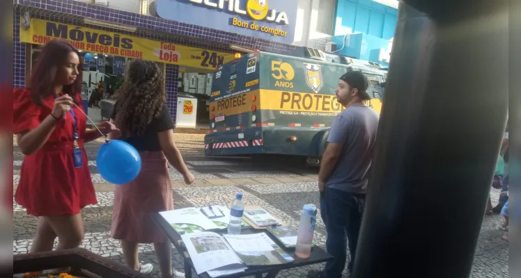 Uma das rodas do veículo afundou em uma tampa da rede elétrica, fazendo com que o carro ficasse preso