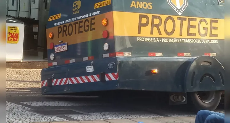 Uma das rodas do veículo afundou em uma tampa da rede elétrica, fazendo com que o carro ficasse preso