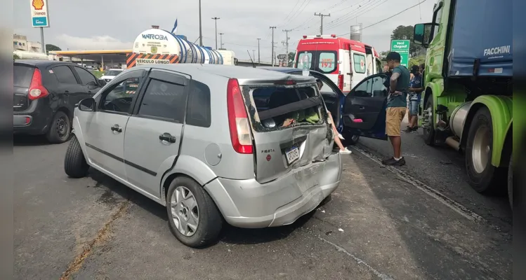 Acidente com quatro veículos deixa vítima ferida na BR-376 em PG