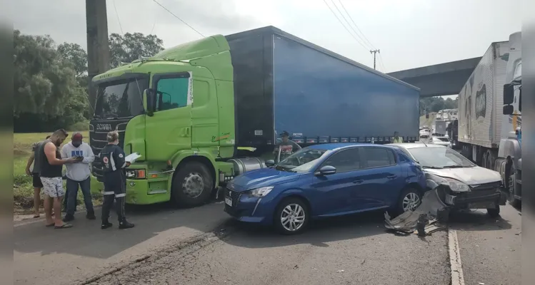 Acidente com quatro veículos deixa vítima ferida na BR-376 em PG