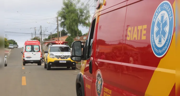 Após receber atendimento de equipes do Corpo de Bombeiros (Siate) e do Samu, o jovem foi levado até o Hospital Regional