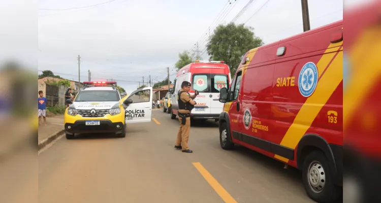 Após receber atendimento de equipes do Corpo de Bombeiros (Siate) e do Samu, o jovem foi levado até o Hospital Regional