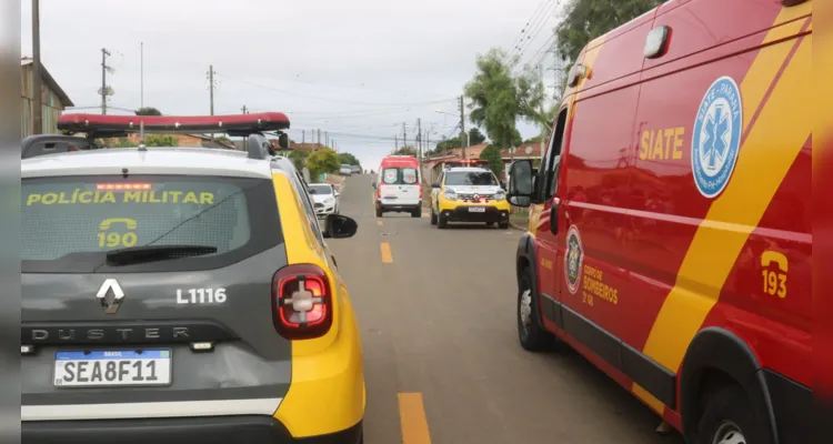 Após receber atendimento de equipes do Corpo de Bombeiros (Siate) e do Samu, o jovem foi levado até o Hospital Regional