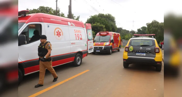 Após receber atendimento de equipes do Corpo de Bombeiros (Siate) e do Samu, o jovem foi levado até o Hospital Regional