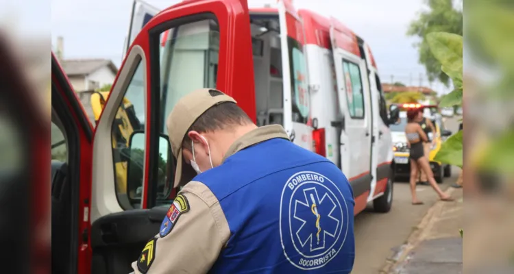 Após receber atendimento de equipes do Corpo de Bombeiros (Siate) e do Samu, o jovem foi levado até o Hospital Regional