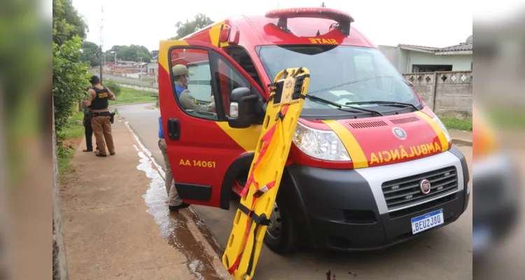 Após receber atendimento de equipes do Corpo de Bombeiros (Siate) e do Samu, o jovem foi levado até o Hospital Regional