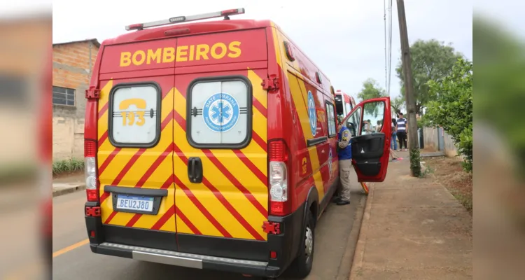 Após receber atendimento de equipes do Corpo de Bombeiros (Siate) e do Samu, o jovem foi levado até o Hospital Regional