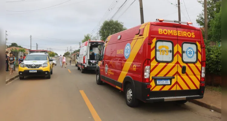 Após receber atendimento de equipes do Corpo de Bombeiros (Siate) e do Samu, o jovem foi levado até o Hospital Regional