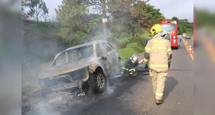 Equipes do Corpo de Bombeiros foram acionadas para conter as chamas