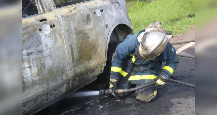 Equipes do Corpo de Bombeiros foram acionadas para conter as chamas