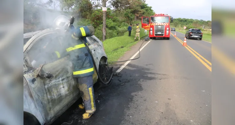 Equipes do Corpo de Bombeiros foram acionadas para conter as chamas