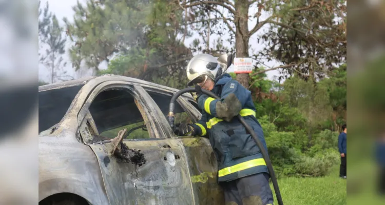 Equipes do Corpo de Bombeiros foram acionadas para conter as chamas