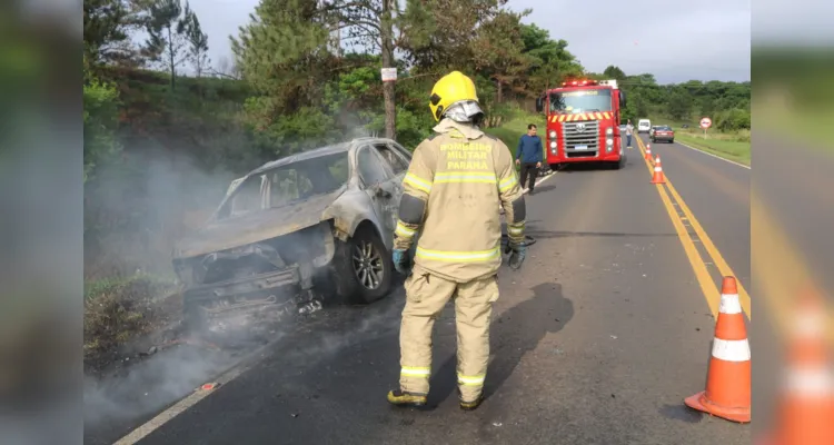 Equipes do Corpo de Bombeiros foram acionadas para conter as chamas