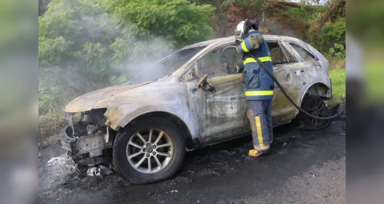 Equipes do Corpo de Bombeiros foram acionadas para conter as chamas