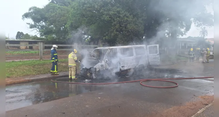 Em questão de minutos, o veículo foi consumido pelo fogo. Equipes do Corpo de Bombeiros foram acionadas