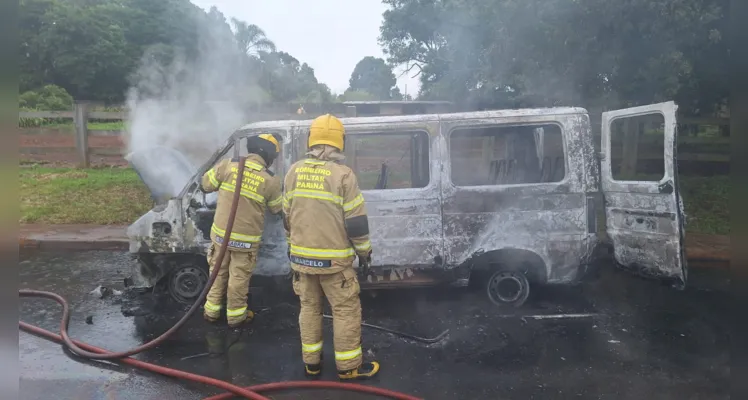 Em questão de minutos, o veículo foi consumido pelo fogo. Equipes do Corpo de Bombeiros foram acionadas