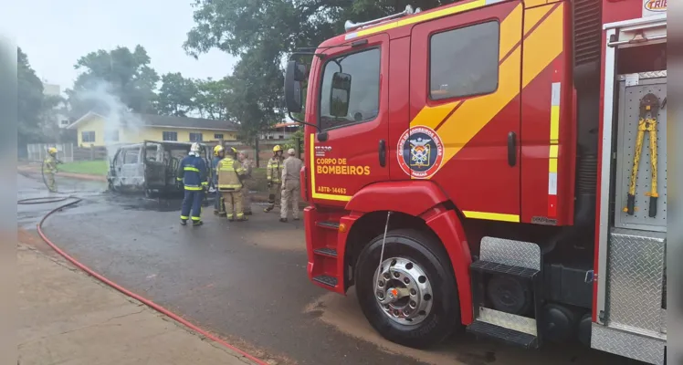 Em questão de minutos, o veículo foi consumido pelo fogo. Equipes do Corpo de Bombeiros foram acionadas