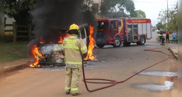 Em questão de minutos, o veículo foi consumido pelo fogo. Equipes do Corpo de Bombeiros foram acionadas