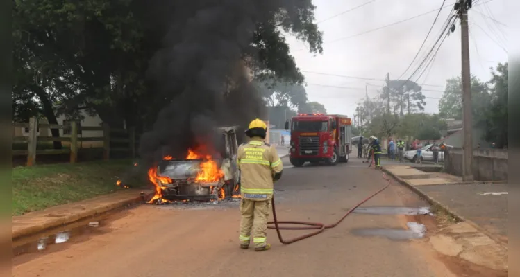 Em questão de minutos, o veículo foi consumido pelo fogo. Equipes do Corpo de Bombeiros foram acionadas