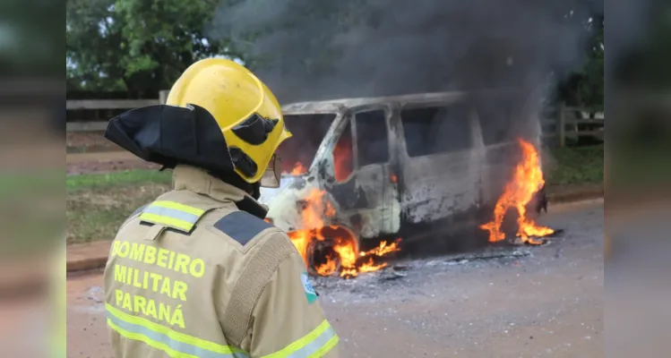 Em questão de minutos, o veículo foi consumido pelo fogo. Equipes do Corpo de Bombeiros foram acionadas