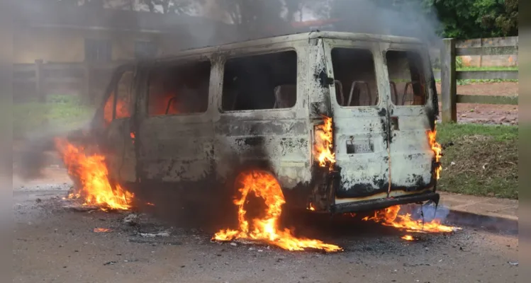 Em questão de minutos, o veículo foi consumido pelo fogo. Equipes do Corpo de Bombeiros foram acionadas