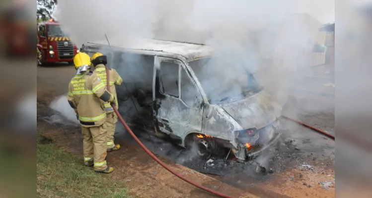 Em questão de minutos, o veículo foi consumido pelo fogo. Equipes do Corpo de Bombeiros foram acionadas