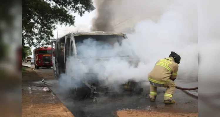 Em questão de minutos, o veículo foi consumido pelo fogo. Equipes do Corpo de Bombeiros foram acionadas