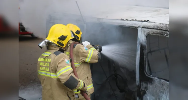 Em questão de minutos, o veículo foi consumido pelo fogo. Equipes do Corpo de Bombeiros foram acionadas