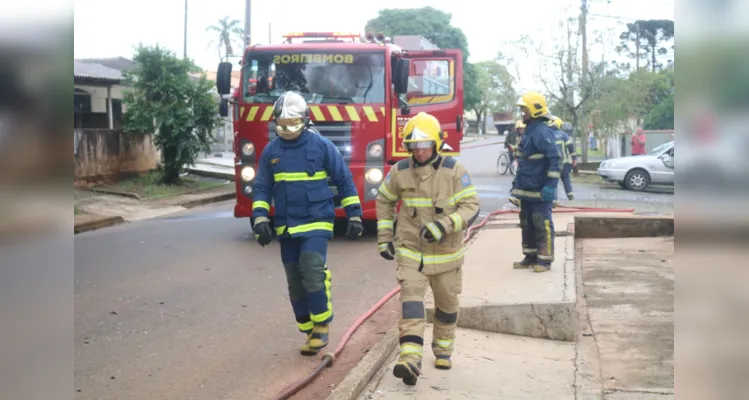 Em questão de minutos, o veículo foi consumido pelo fogo. Equipes do Corpo de Bombeiros foram acionadas