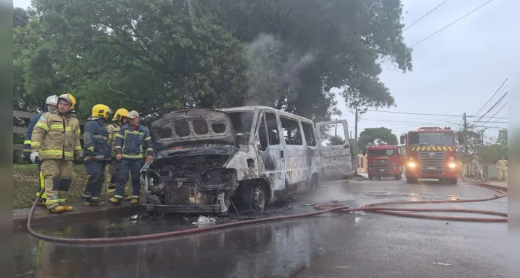 Em questão de minutos, o veículo foi consumido pelo fogo. Equipes do Corpo de Bombeiros foram acionadas