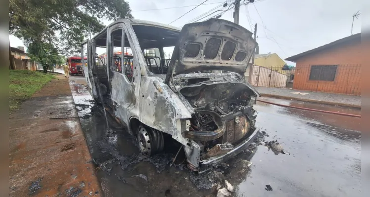 Em questão de minutos, o veículo foi consumido pelo fogo. Equipes do Corpo de Bombeiros foram acionadas