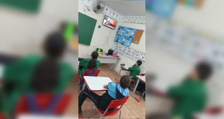 Durante a atividade, foi utilizada uma videoaula do projeto Vamos Ler e confeccionados cartazes sobre o assunto