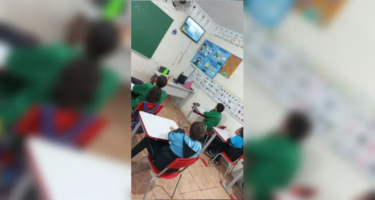 Durante a atividade, foi utilizada uma videoaula do projeto Vamos Ler e confeccionados cartazes sobre o assunto