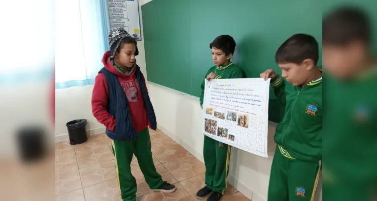 Durante a atividade, foi utilizada uma videoaula do projeto Vamos Ler e confeccionados cartazes sobre o assunto