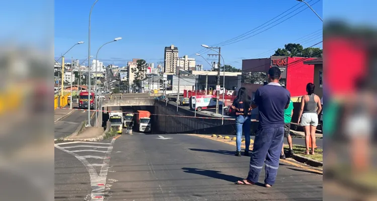 O local ficou interditado por alguns minutos, movimento que também chamou a atenção de populares