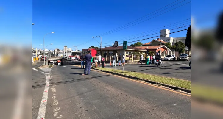 O local ficou interditado por alguns minutos, movimento que também chamou a atenção de populares