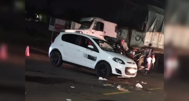 
Após a colisão, a moto ficou parada em cima do automóvel
