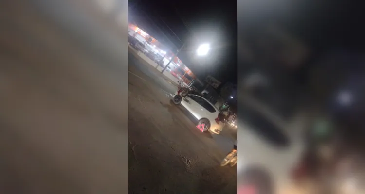 
Após a colisão, a moto ficou parada em cima do automóvel
