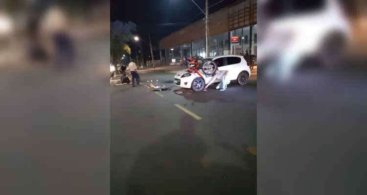 
Após a colisão, a moto ficou parada em cima do automóvel
