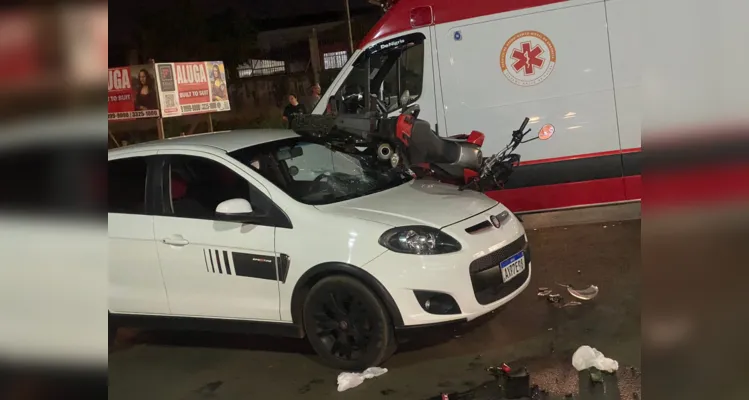 
Após a colisão, a moto ficou parada em cima do automóvel

