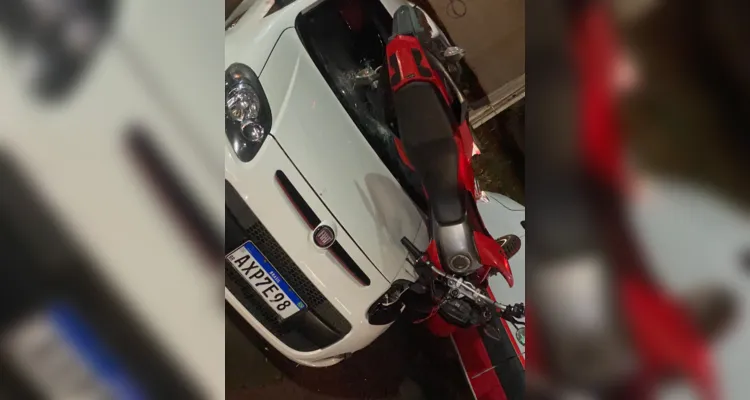 
Após a colisão, a moto ficou parada em cima do automóvel
